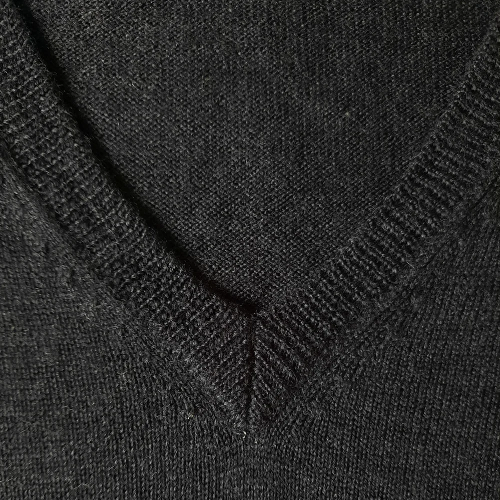 Banana Republic merino wool V- neck sweater size L. - Picture 3 of 9